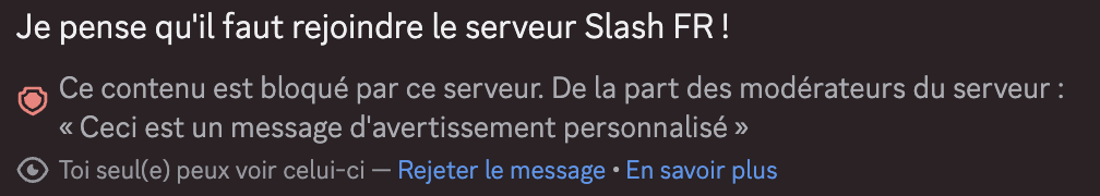 Message bloqué par AutoMod avec la mention Ce contenu est bloqué par ce serveur, suivie du message d'avertissement personnalisé des modérateurs, visible seulement par son auteur